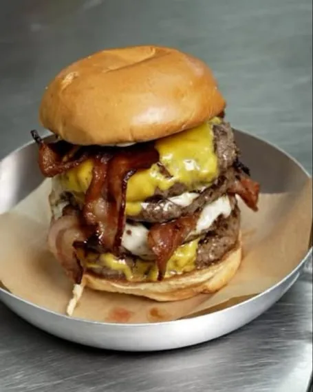 Hambúrguer duplo da JAWS Burger.